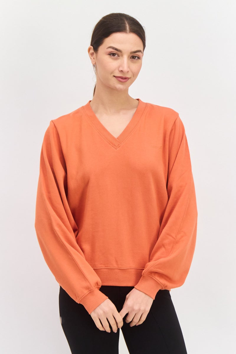 Wrangler سويت شيرت نسائي بأكمام طويلة وياقة على شكل V مع شعار مطرز، برتقالي - Image 1