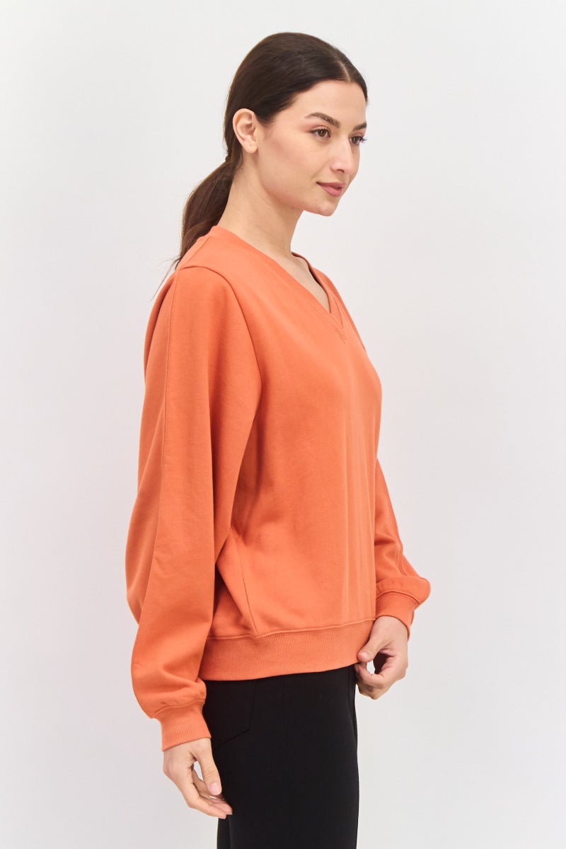 Wrangler سويت شيرت نسائي بأكمام طويلة وياقة على شكل V مع شعار مطرز، برتقالي - Image 3