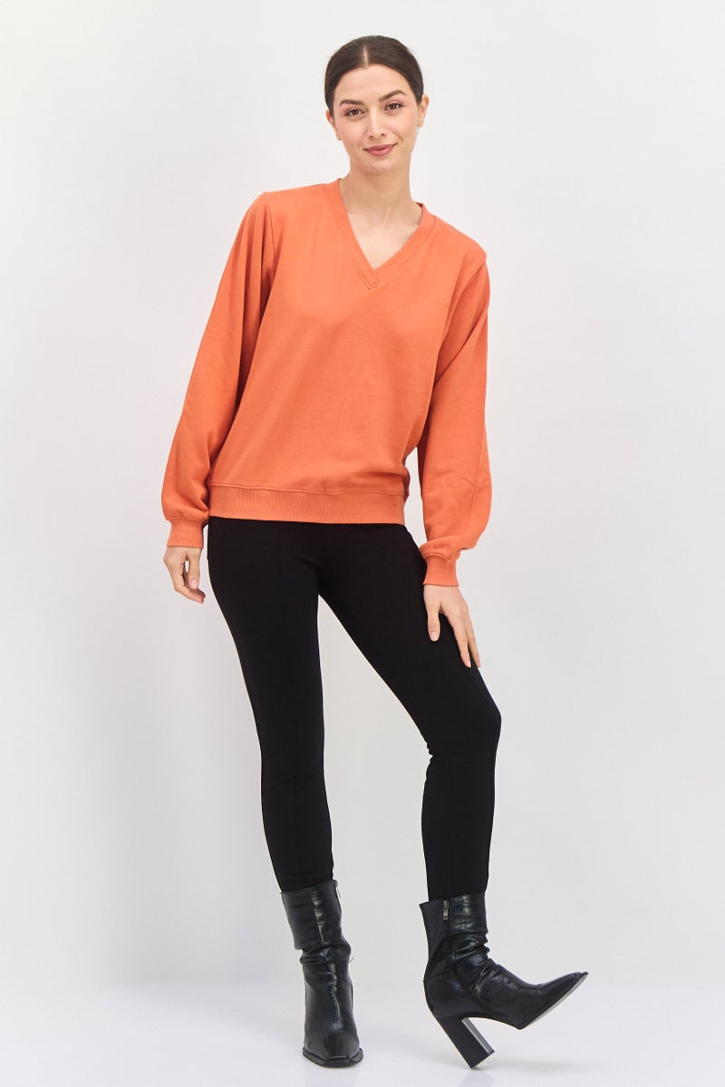 Wrangler سويت شيرت نسائي بأكمام طويلة وياقة على شكل V مع شعار مطرز، برتقالي - Image 4