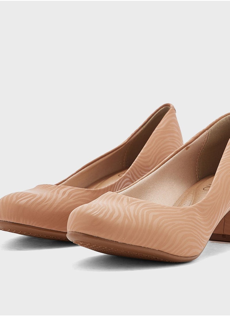 Beira Rio - Dakota Close Toe Mid Heel Pumps - Image 1