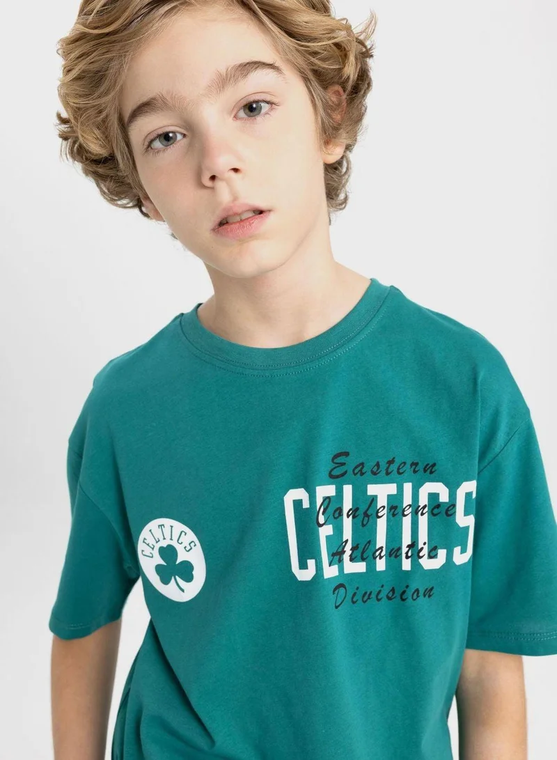 ديفاكتو تيشيرت بوسطن سلتيكس مقاس أوفر سايز بأكمام قصيرة