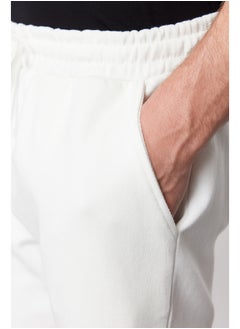 trendyol شورت من القطن بنسبة 100% بقصّة عادية/ عادية باللون البيج الفاتح TMNSS24SR00022  - Image 5