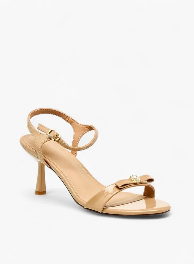 فلورا بيلا من شو إكسبرس صنادل نسائية بكعب واسع وحزام كاحل بتفاصيل فيونكة