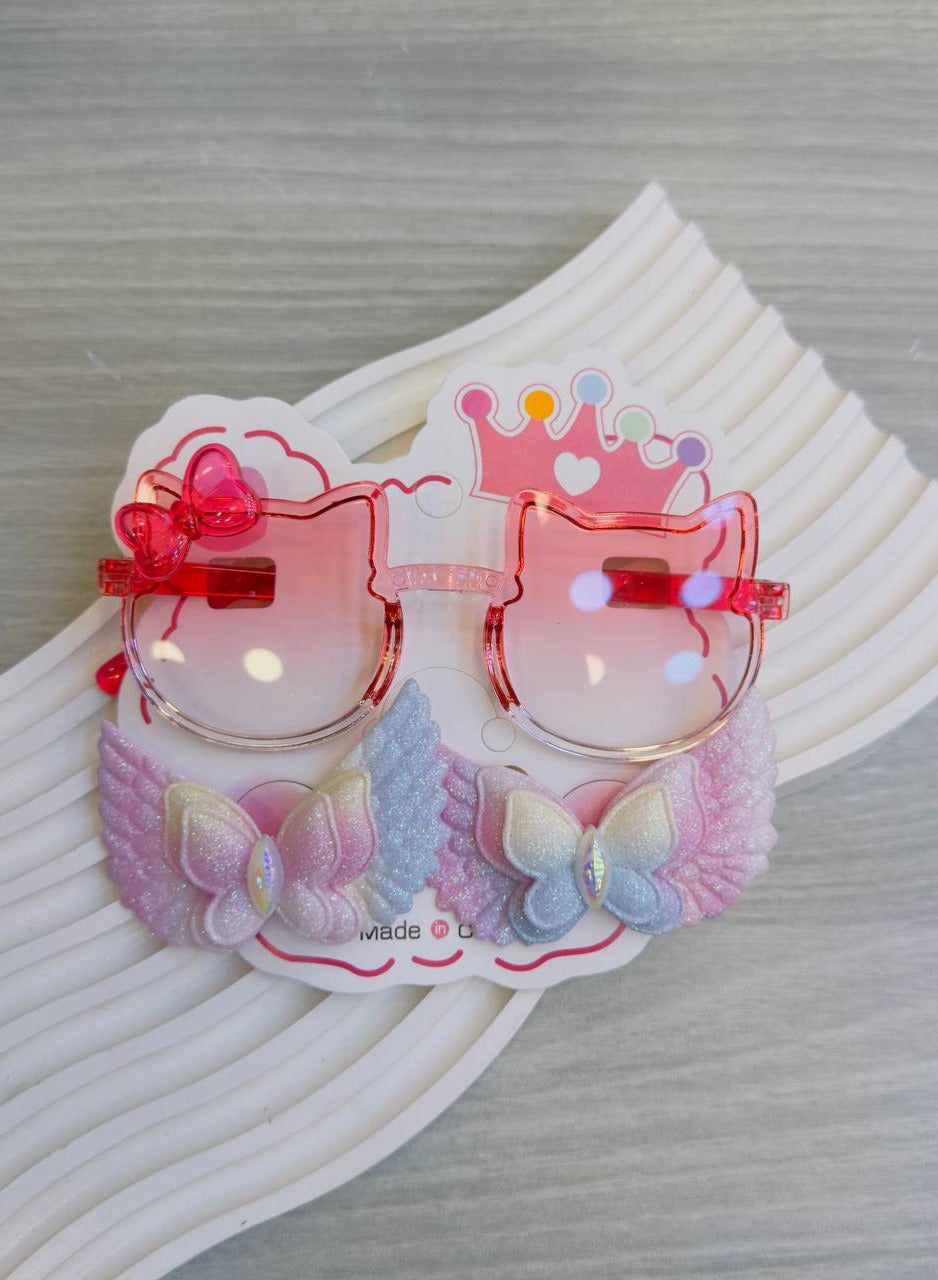 Colorful Kids' Sunglasses with a Unique Cat-Shaped Design, paired with two Butterfly Wings Clips adorned with sparkling details, adding a magical and elegant touch to your little one's look! 🌸👑 Its luxurious and fun design makes it the perfect choice for special occasions or to add a touch of charm and beauty to a lively, cheerful everyday look!