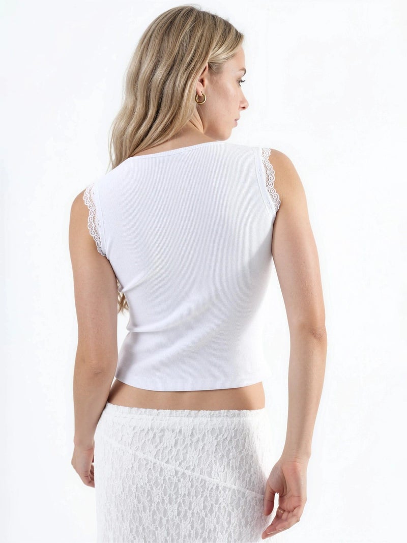 Qustyle QU STYLE Fitted V-Neck Lace Detail Tank Top - Image 3