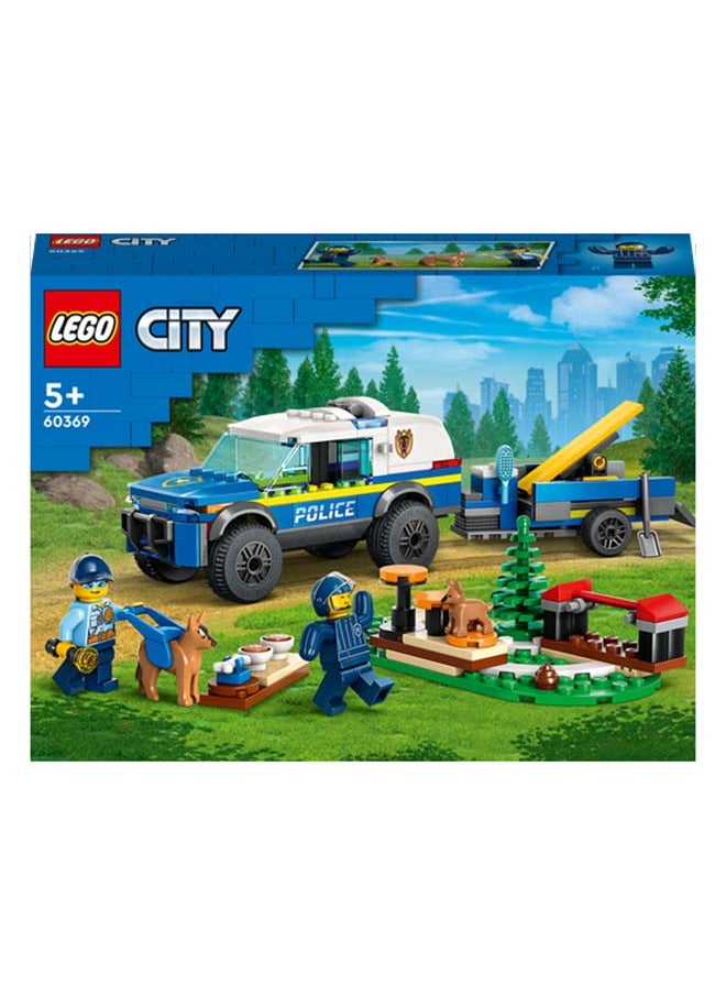 LEGO - مجموعة ألعاب بناء تدريب كلب الشرطة المتنقل في المدينة 60369 للأطفال من عمر 5 سنوات فأكثر؛ تشمل سيارة دفع رباعي، مقطورة، أرجوحة، قضيب قفز، خطوات أقدام، شخصيتين صغيرتين و2 شخصيات كلب، بما في ذلك جرو (197 قطعة) - Image 1