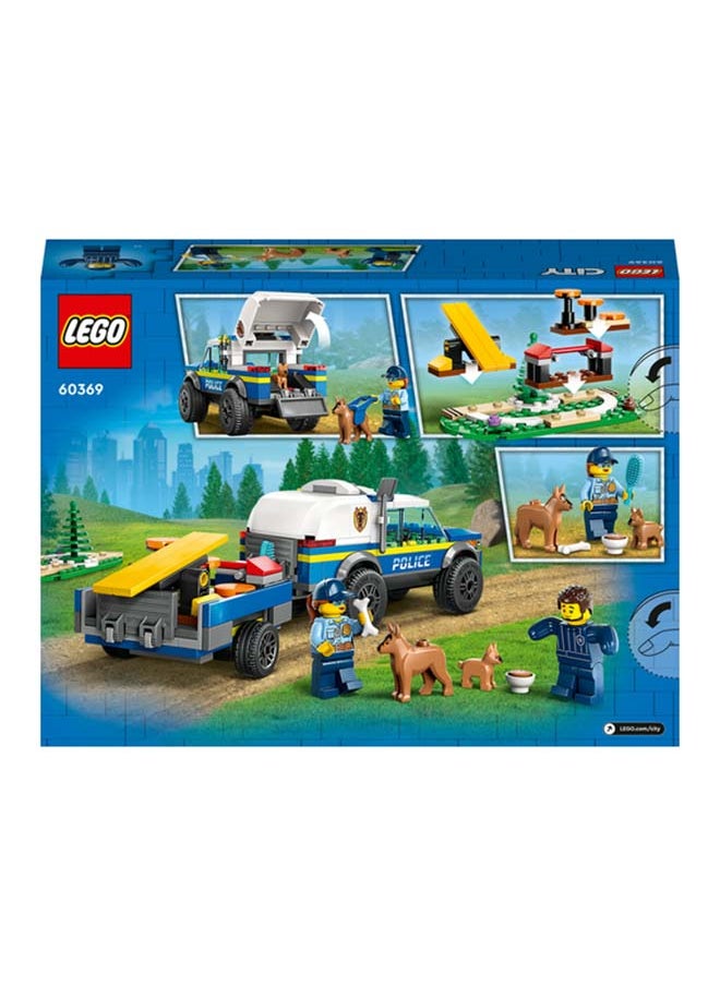 LEGO - مجموعة ألعاب بناء تدريب كلب الشرطة المتنقل في المدينة 60369 للأطفال من عمر 5 سنوات فأكثر؛ تشمل سيارة دفع رباعي، مقطورة، أرجوحة، قضيب قفز، خطوات أقدام، شخصيتين صغيرتين و2 شخصيات كلب، بما في ذلك جرو (197 قطعة) - Image 1