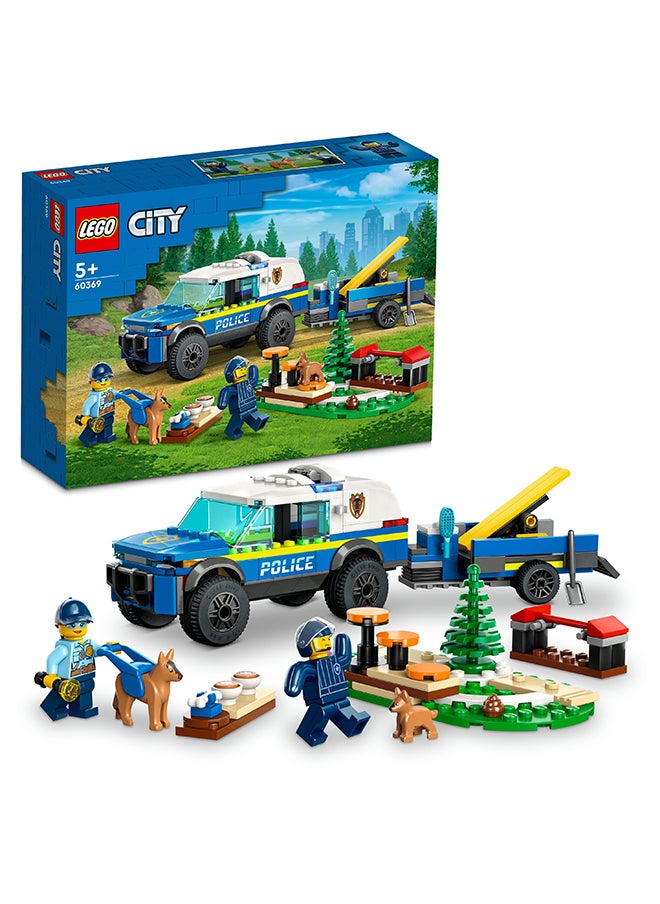 LEGO - مجموعة ألعاب بناء تدريب كلب الشرطة المتنقل في المدينة 60369 للأطفال من عمر 5 سنوات فأكثر؛ تشمل سيارة دفع رباعي، مقطورة، أرجوحة، قضيب قفز، خطوات أقدام، شخصيتين صغيرتين و2 شخصيات كلب، بما في ذلك جرو (197 قطعة) - Image 1