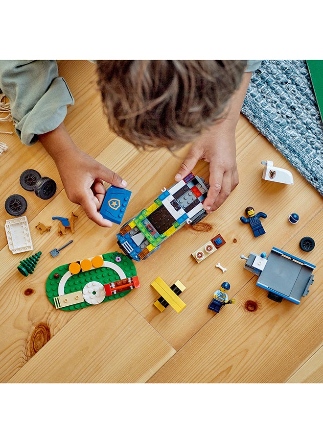 LEGO - مجموعة ألعاب بناء تدريب كلب الشرطة المتنقل في المدينة 60369 للأطفال من عمر 5 سنوات فأكثر؛ تشمل سيارة دفع رباعي، مقطورة، أرجوحة، قضيب قفز، خطوات أقدام، شخصيتين صغيرتين و2 شخصيات كلب، بما في ذلك جرو (197 قطعة) - Image 1