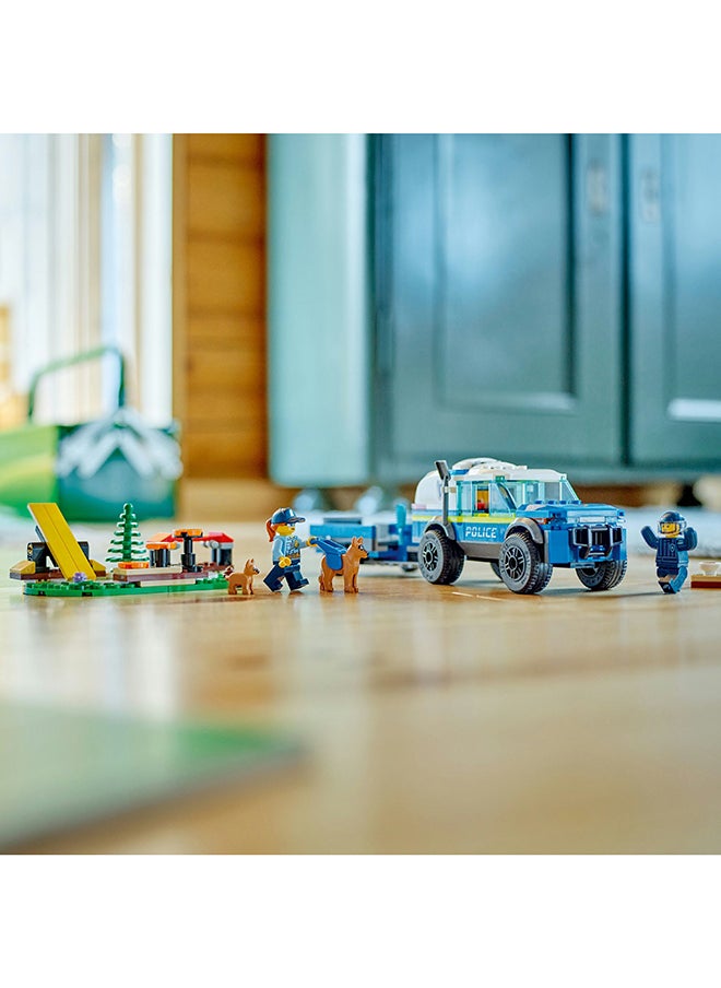 LEGO - مجموعة ألعاب بناء تدريب كلب الشرطة المتنقل في المدينة 60369 للأطفال من عمر 5 سنوات فأكثر؛ تشمل سيارة دفع رباعي، مقطورة، أرجوحة، قضيب قفز، خطوات أقدام، شخصيتين صغيرتين و2 شخصيات كلب، بما في ذلك جرو (197 قطعة) - Image 1