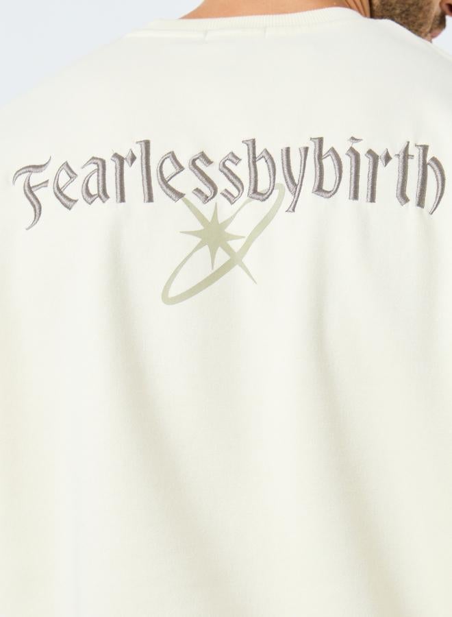 ستايلي سويت شيرت بقصة مربعة مطرز بشعار على الظهر - Image 4