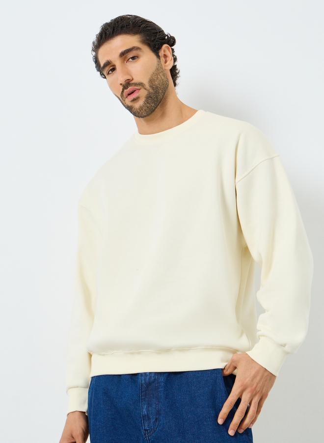 ستايلي سويت شيرت بقصة مربعة مطرز بشعار على الظهر - Image 3