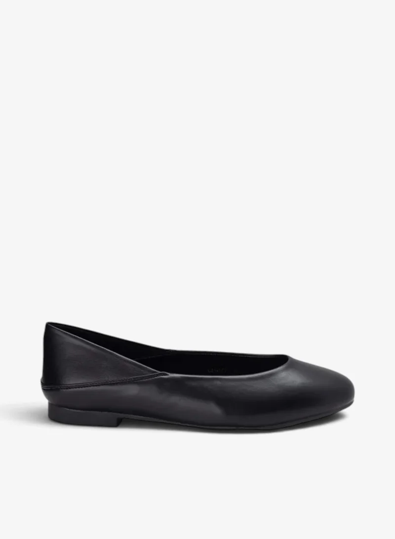 Bata Round Toe Ballerinas