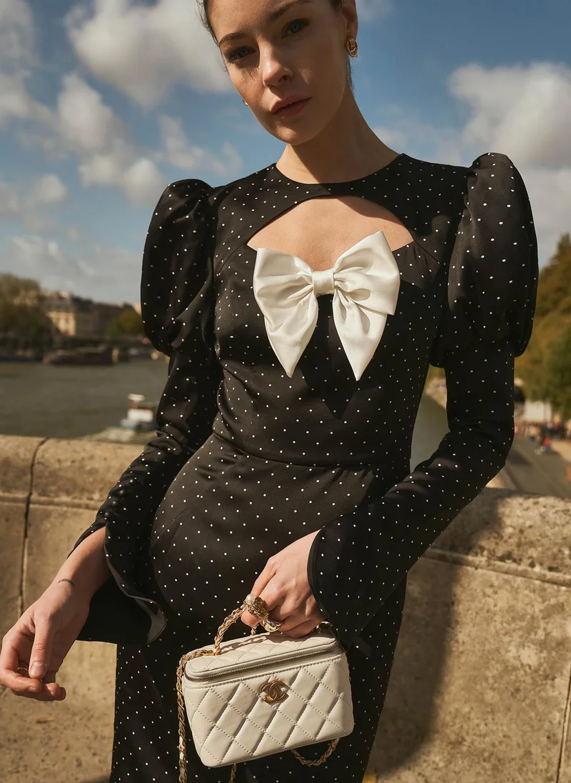 ليتشي فستان متوسط ​​الطول منقط مع فيونكة على الصدر