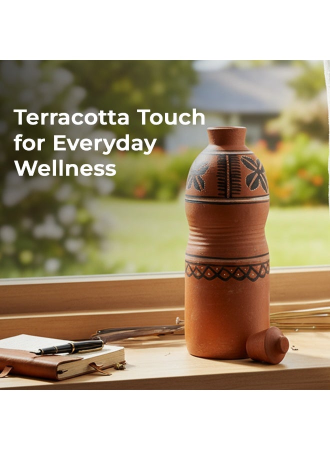ارك ARK – زجاجة تراكوتا دارو فايبس | زجاجة طينية يدوية الصنع بتصميم ريفي ساحر | تبريد طبيعي | ترطيب قلوي | صديقة للبيئة | خالية من البلاستيك | فخار مصنوع يدويًا | ١١٠٠ مل - Image 3