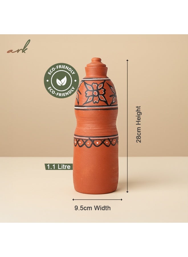 ارك ARK – زجاجة تراكوتا دارو فايبس | زجاجة طينية يدوية الصنع بتصميم ريفي ساحر | تبريد طبيعي | ترطيب قلوي | صديقة للبيئة | خالية من البلاستيك | فخار مصنوع يدويًا | ١١٠٠ مل - Image 2