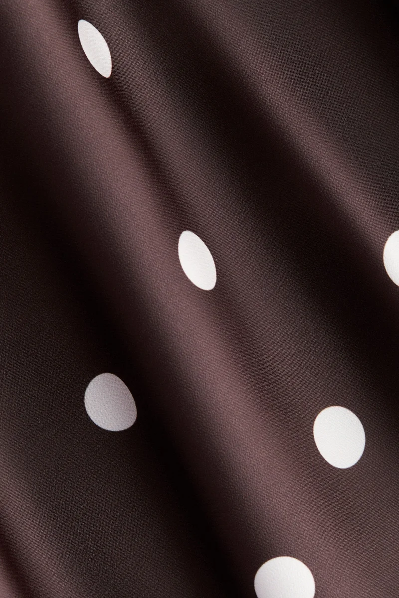 اتش اند ام فستان منسدل بشرائط حول الرقبة