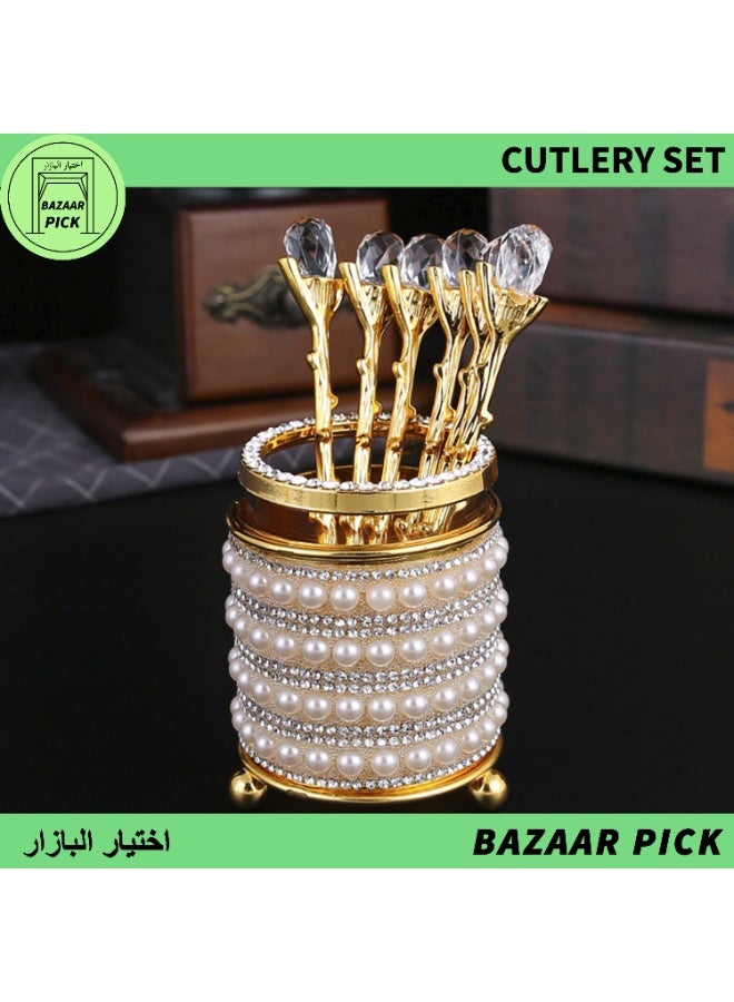 طقم ملاعق حلويات فاخر مزين بالكريستال واللؤلؤ - حامل ذهبي دائري مع 6 ملاعق، أدوات مائدة ذهبية راقية للمقاهي والمناسبات الاحتفالية