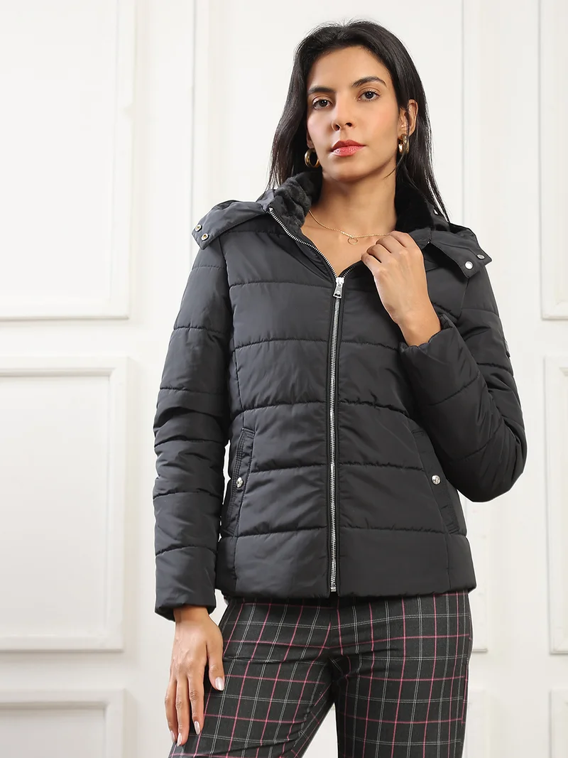 جلو باص جاكيت نسائي مبطن بياقة عالية وسحاب أمامي بغطاء رأس قابل للفصل