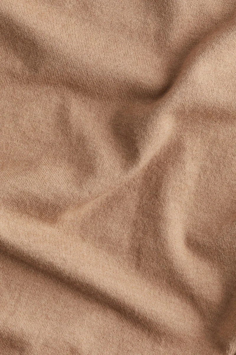 اتش اند ام هودي بحبكة فاخرة