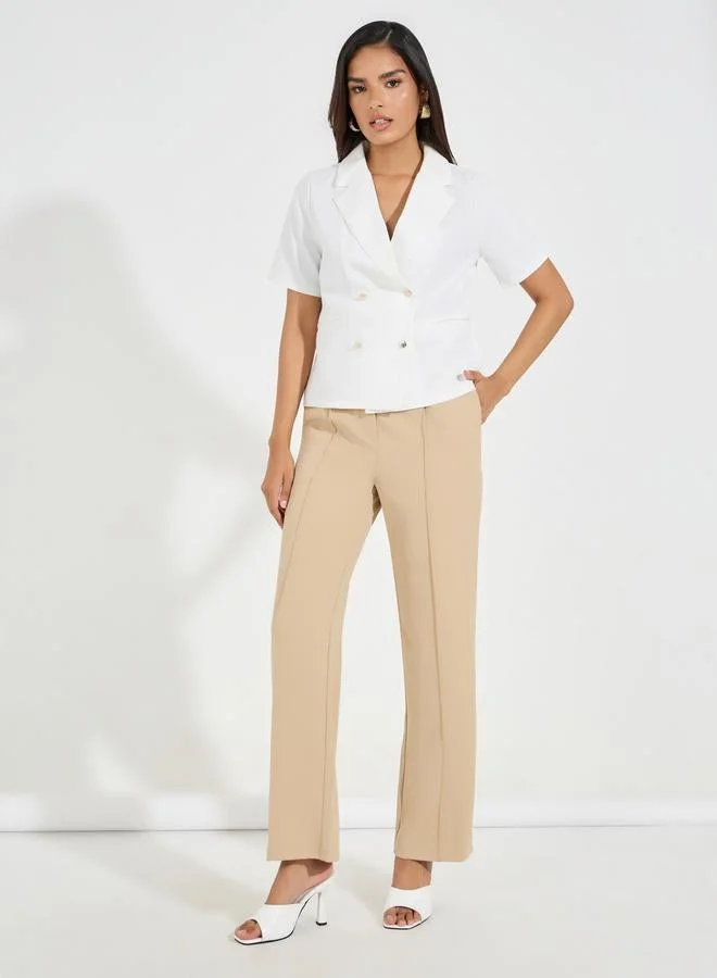 ستايلي بلوزة بمظهر بليزر مع ياقة بشق وأزرار