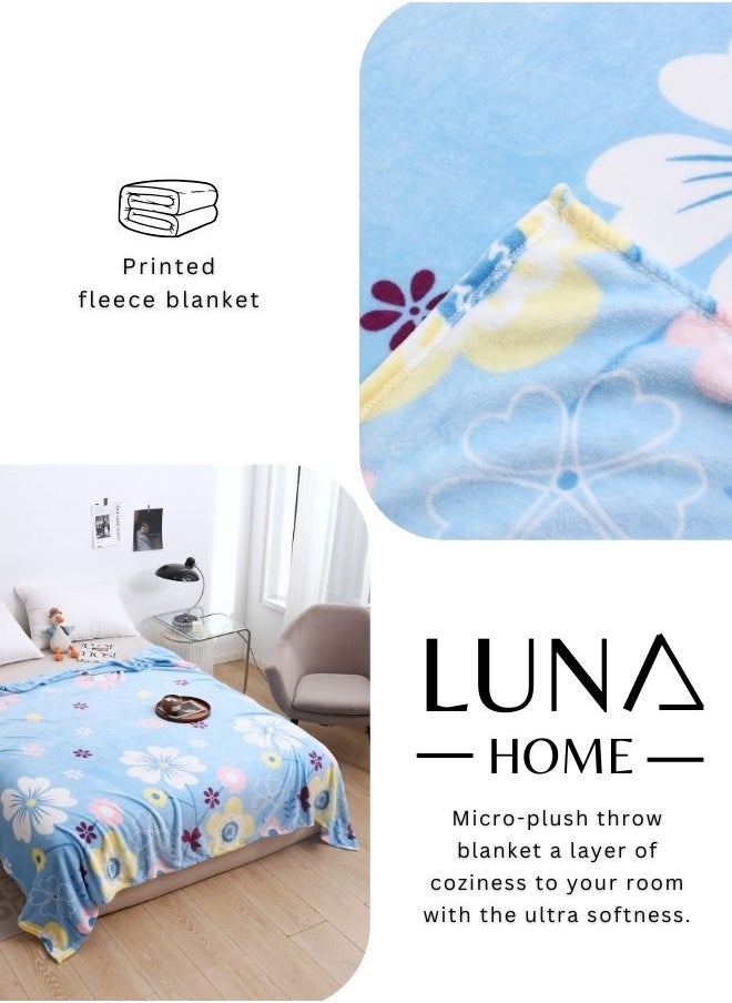 LUNA Home - Fleece blanket 200*230cm is very soft, warm and cozy, sky blue with a floral pattern. - Image 1