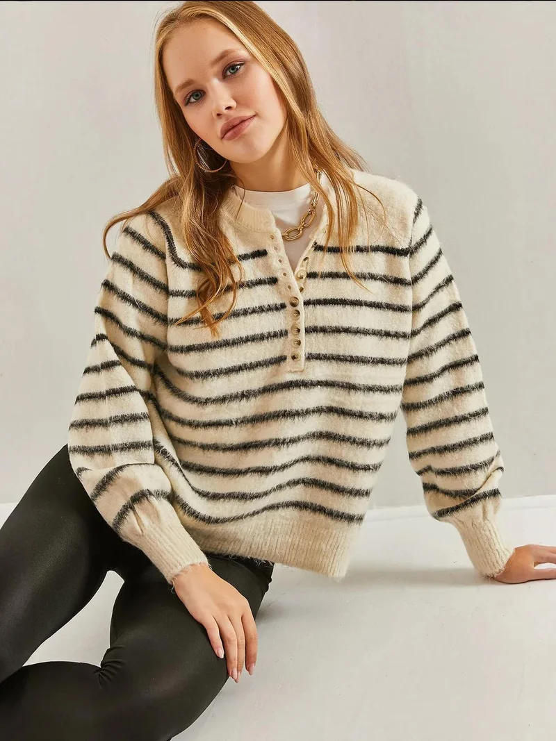 بيانكو لوتشي كنزة صوفية محبوكة بنقوش مع ياقة دائرية وإغلاق بأزرار