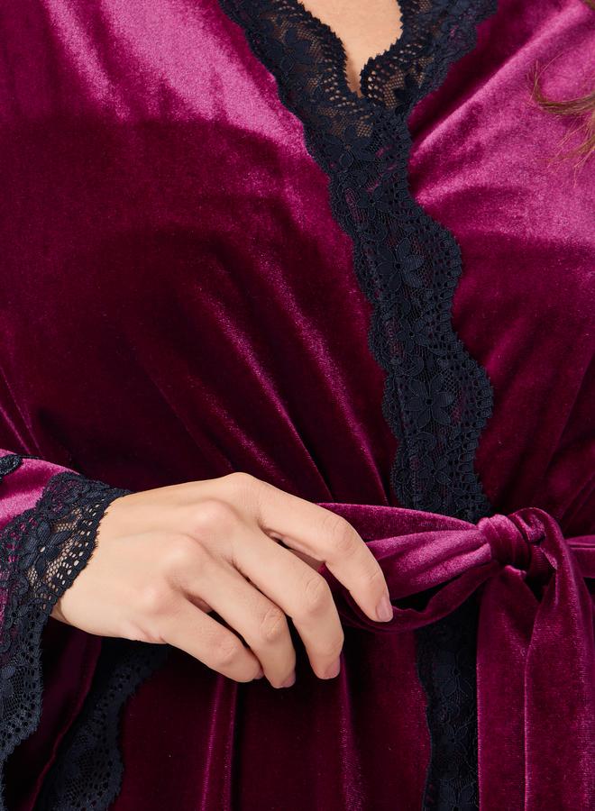 ستايلي طقم من 2 - قميص نوم مخملي بحمالات متباينة وروب بحواف دانتيل - Image 4