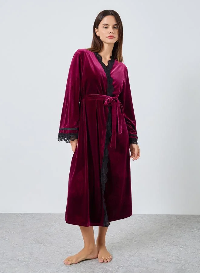 ستايلي طقم من 2 - قميص نوم مخملي بحمالات متباينة وروب بحواف دانتيل