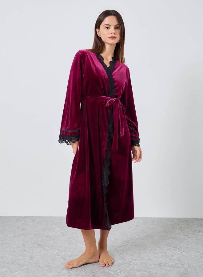 ستايلي طقم من 2 - قميص نوم مخملي بحمالات متباينة وروب بحواف دانتيل - Image 2