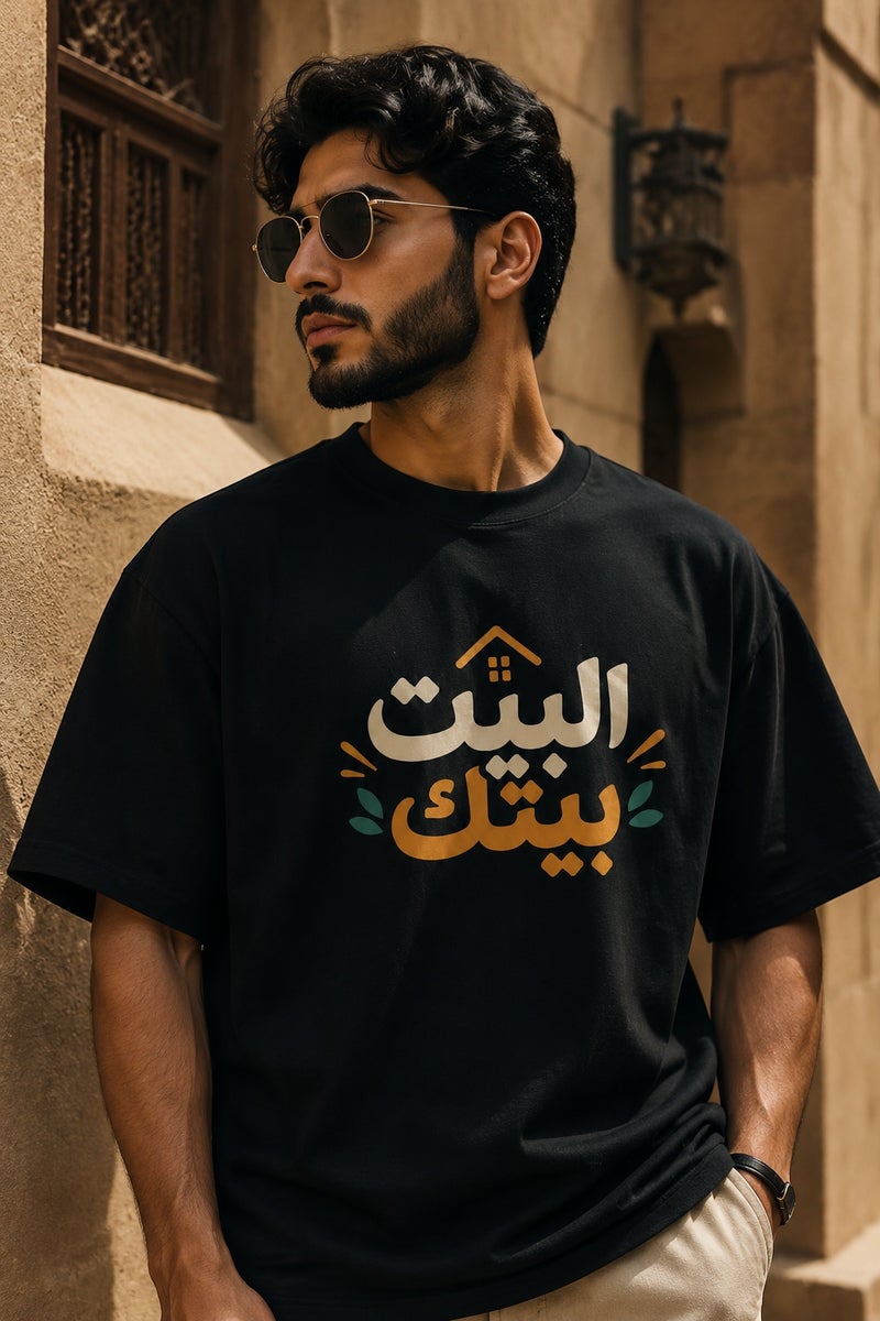 تي شيرت رجالي أسود بطبعة عبارة عربية تصميم كاجوال عصري بأكمام قصيرة وياقة دائرية - Image 1