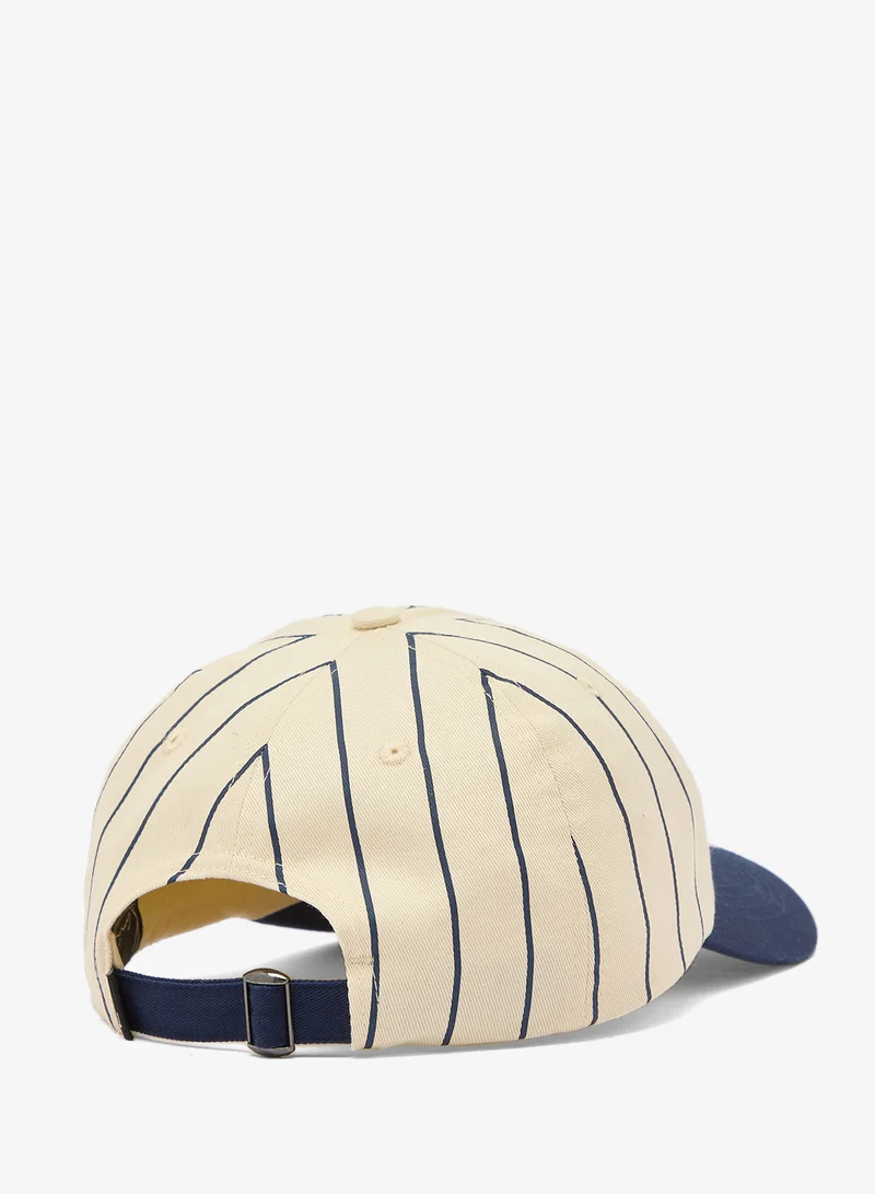 كارل كاني قبعة بيسبول مخططة بأسلوب الكورسيف الجامعي