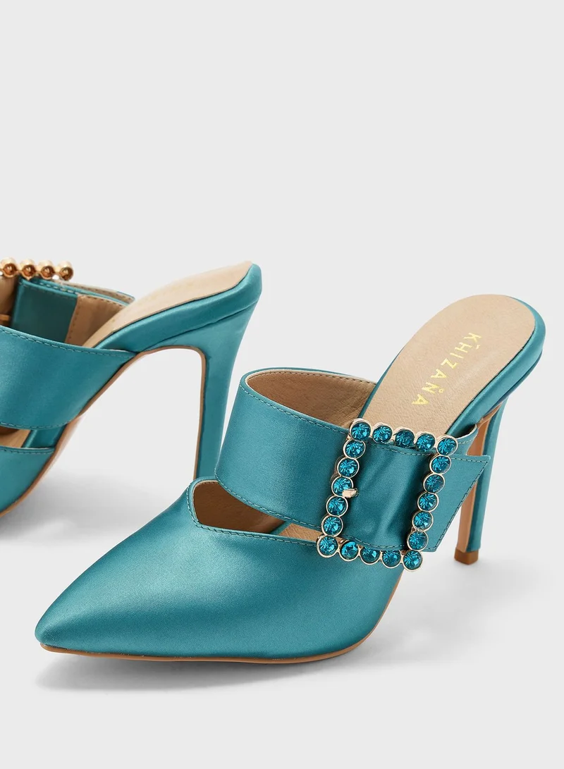 خزانة Jewelled Buckle Satin Slip On Pump