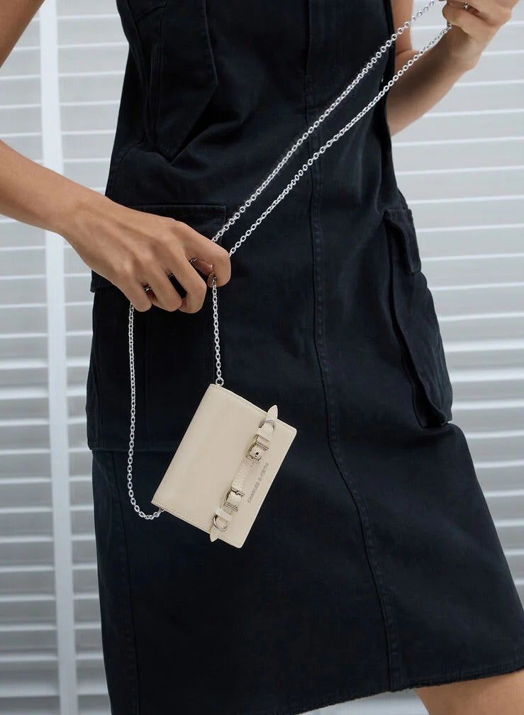 تشارلز & كيث محفظة وحقيبة كروس بودي بمقبض سلسلة من سلون - كريمي - Image 2