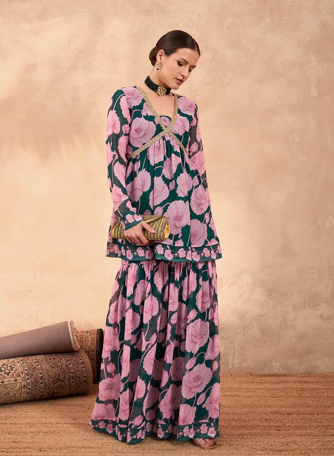 ساسافراس طقم ساسافراس بلوزة بيبلوم وتنورة شارارا باللون الأخضر والوردي بنقشة الزهور - Image 2