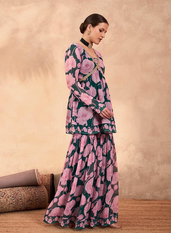 ساسافراس طقم ساسافراس بلوزة بيبلوم وتنورة شارارا باللون الأخضر والوردي بنقشة الزهور - Image 3