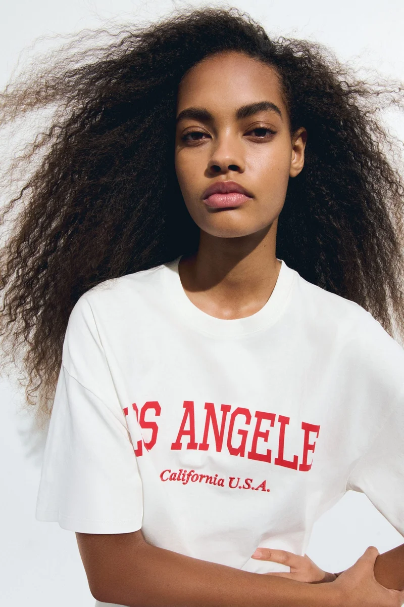 اتش اند ام تي-شيرت فضفاض مزين بطبعة