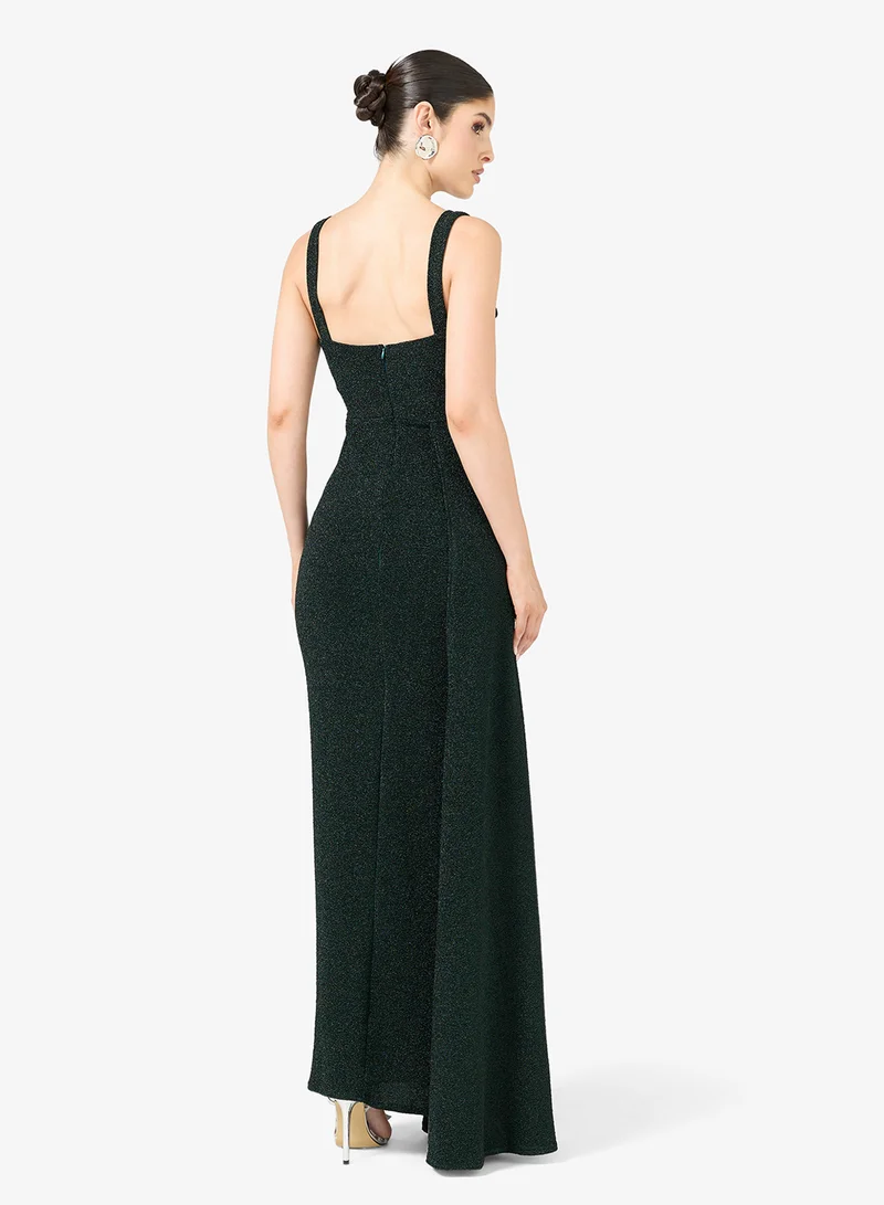 ايلا ليمتد اديشن فستان بياقة على شكل قلب مع ذيل