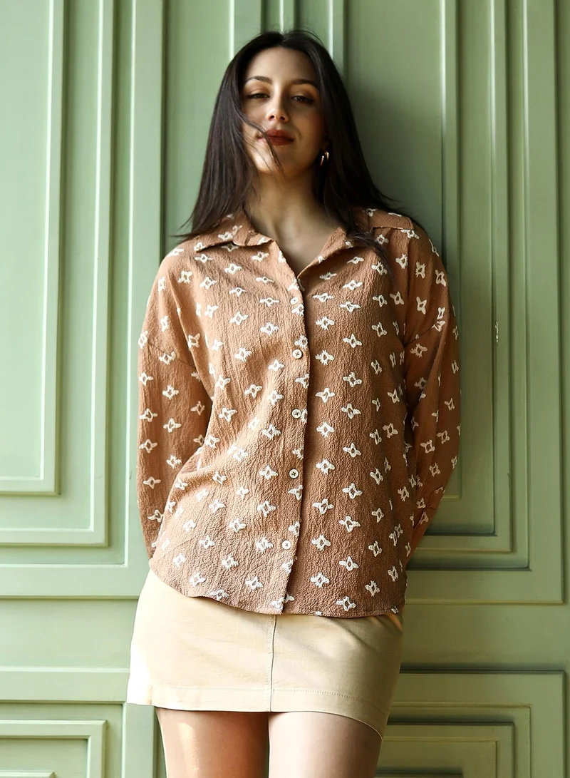 PINACOLADA Women's Camel Brown Floral-Tactile Oversized Shirt | نساء | أكمام طويلة | طبعة تجريدية | طوق منتشر | كاجوال كبير الحجم | قميص