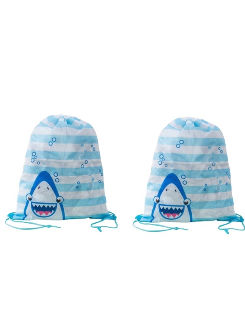 2 قطعة من مناشف الاستحمام للأطفال من 1 - 5 سنوات، 1 قطعة من منشفة الأطفال ذات غطاء رأس، منشفة استحمام ميكروفايبر فائقة النعومة، رداء بونشو، رداء استحمام، للأولاد والبنات، للسباحة، الشاطئ، العطلات، اللعب في الماء، تغطية حمام، ديناصور + قرش و 2 قطعة حقيبة، حقيبة مدرسية، حقيبة حضانة مقاومة للماء، حقيبة ظهر بسحاب، حقيبة رياضية مقاومة للماء للأطفال، للسباحة، الرياضة، السفر، الشاطئ، تنظيم أدوات الحمام، ونشاط الحفلات، الحجم (42*33 سم) أزرق. - Image 3