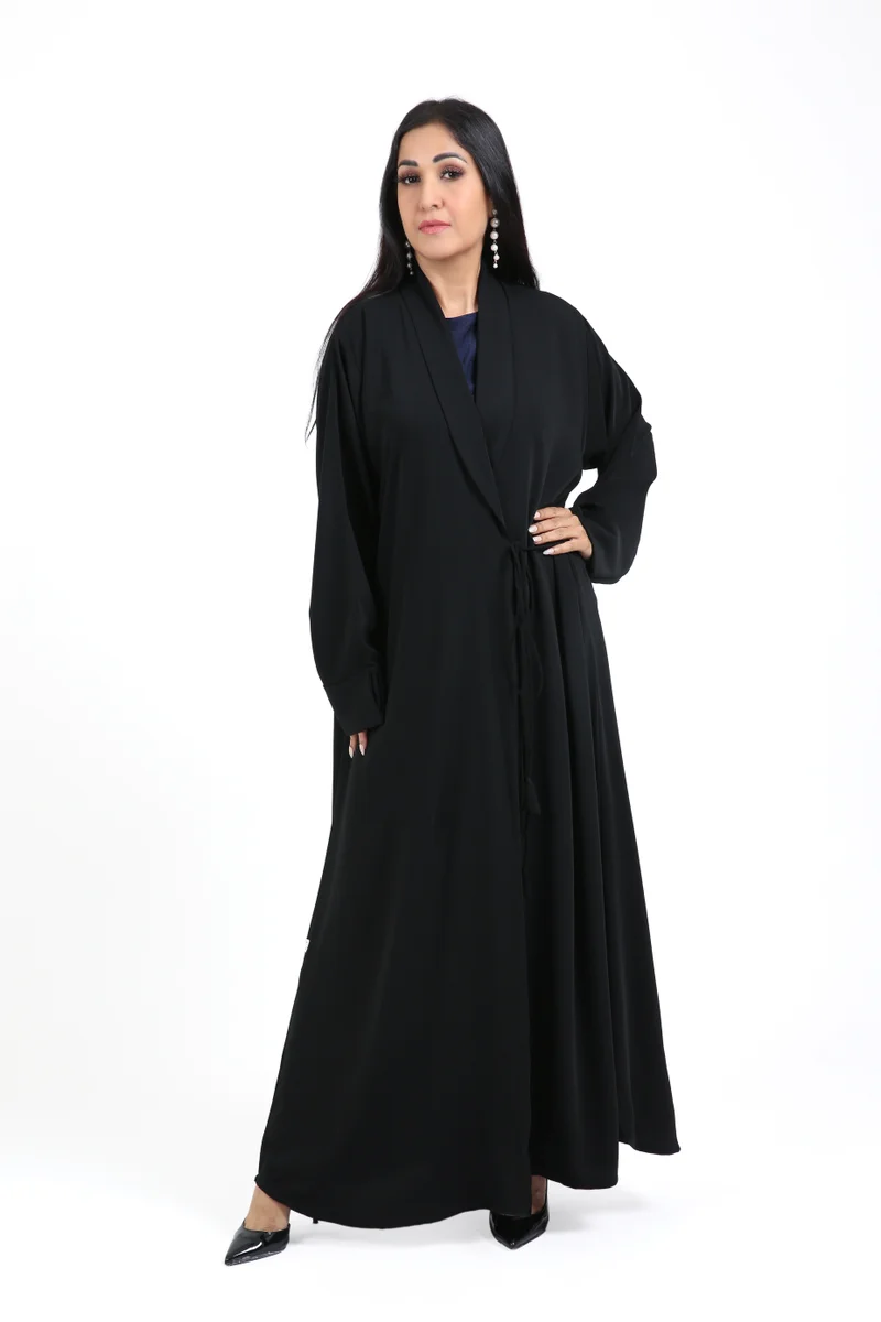 نيكياس عباية نيكاس بياقة متداخلة من الكريب الأسود