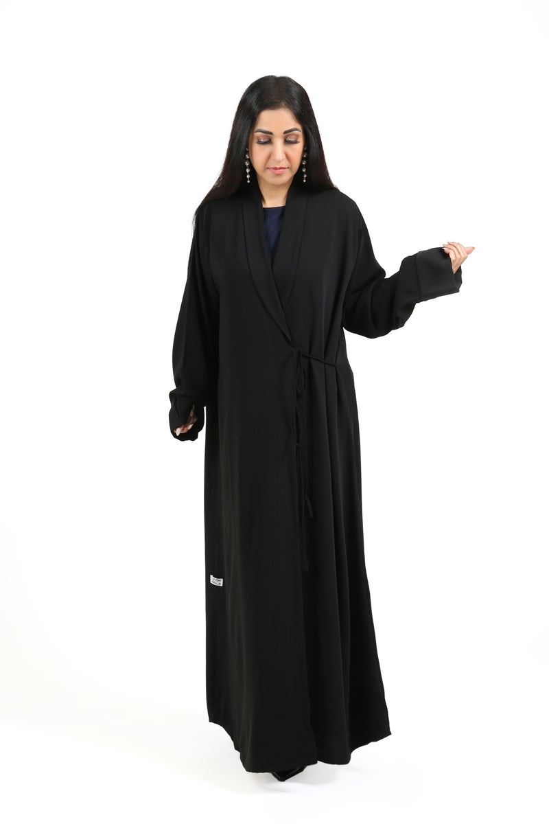 نيكياس عباية نيكاس بياقة متداخلة من الكريب الأسود - Image 3