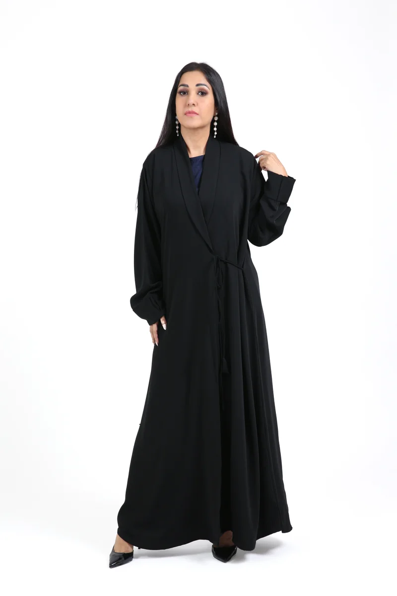 نيكياس عباية نيكاس بياقة متداخلة من الكريب الأسود