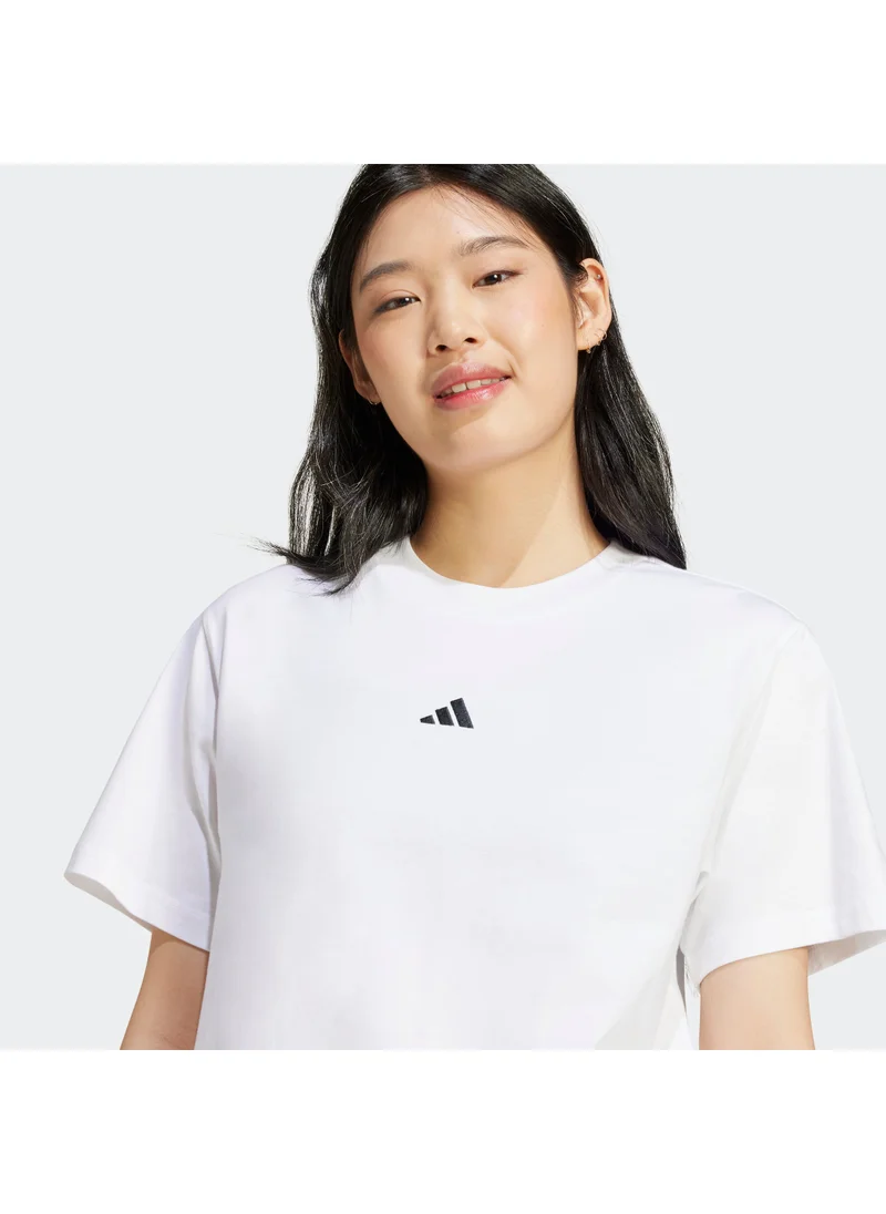 adidas تيشيرت بشعار صغير أساسي