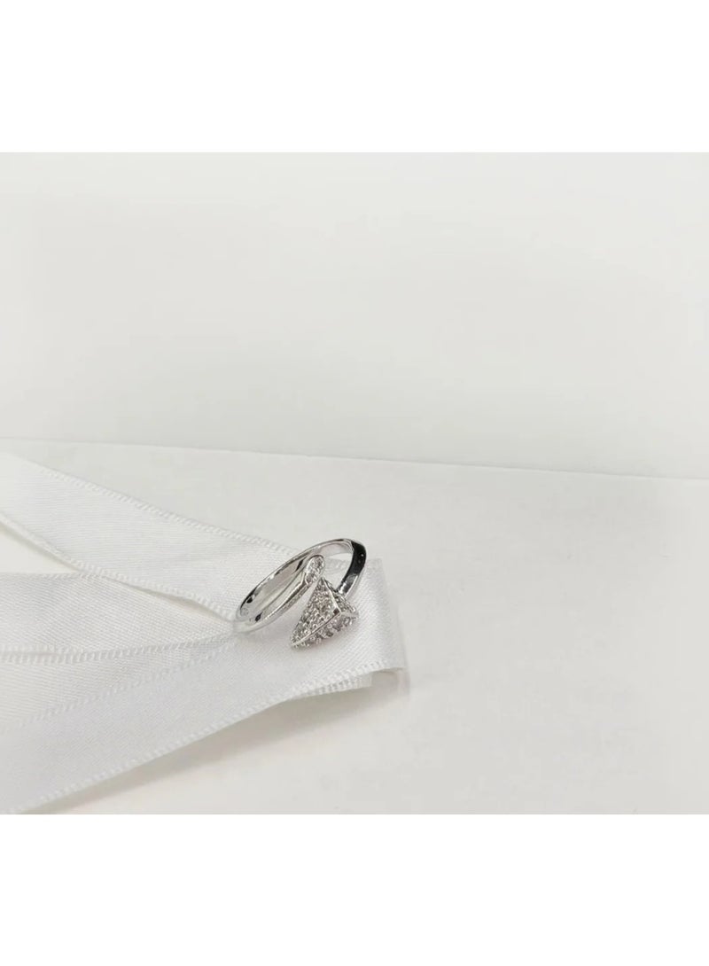 The ring is fashionable with all copper gold-plated craftsmanship, shining and beautiful