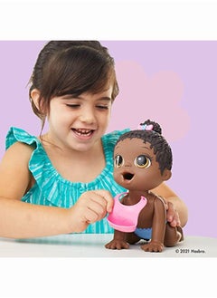 Baby Alive لعبة قالب صندوق الوجبات الخفيفة لدمية Lil Snacks التي تأكل وتتبرز على شكل وجبة خفيفة مقاس 8 بوصات للأطفال من سن 3 سنوات فما فوق بشعر أسود  - Image 5