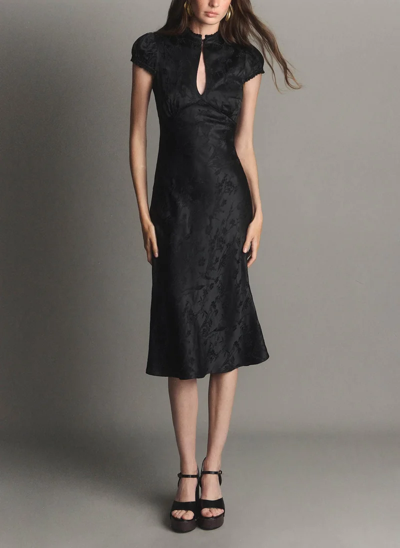 Fitted midi dress with a floral pattern