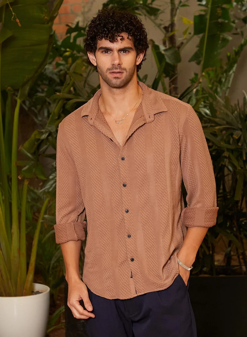 كامبوس سوترا قميص رجالي بني بتصميم قشور