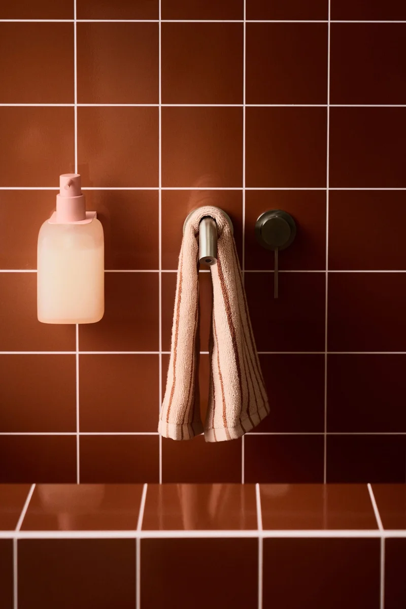 اتش اند ام مناشف للضيوف مخططة