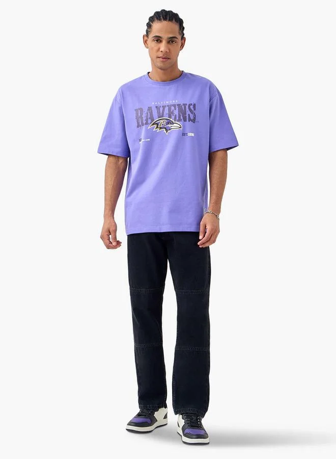 اس بي كاركترز تيشيرت بياقة دائرية وأكمام قصيرة بطبعة بالتيمور ريفنز